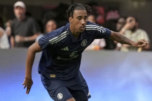 Sudah Latihan di Gym, Kapan Leny Yoro Comeback di Tim Utama MU?