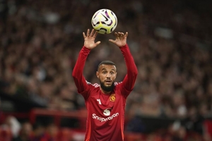 Mantap! Noussair Mazraoui Siap Perkuat MU Lawan Brentford