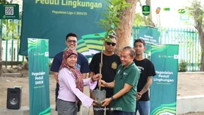 Salah satu kegiatan penanaman pohon yang diinisiasi Pegadaian Peduli pada Pegadaian Liga 2 2024/25. (c) dok.Liga2Match